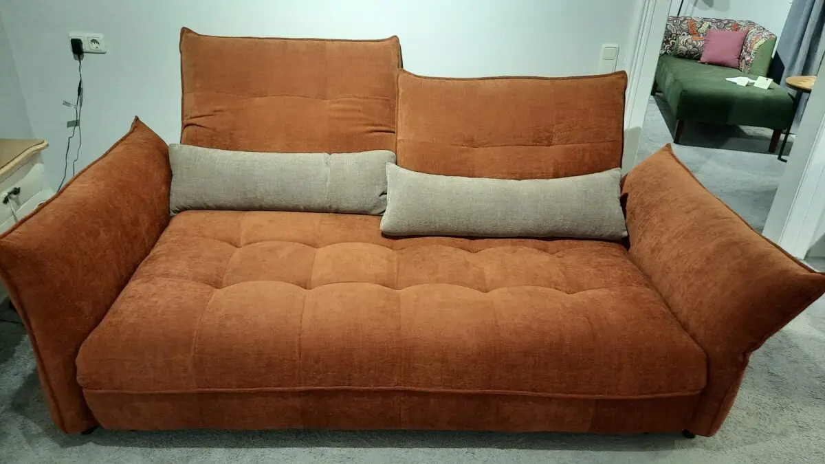 Sofa Bill mit Schlaffunktion, Rücken- und Armlehne verstellbar.